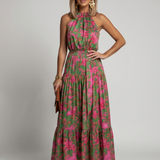 Abito midi drappeggiato in rosa con scollo halter elegante