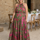 Abito midi drappeggiato in rosa con scollo halter elegante
